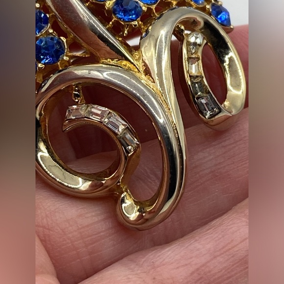 CORO Signed Blue Rhinestone Vintage Brooch Gorgeous 💙Host Pick💙 - Picture 8 of 8